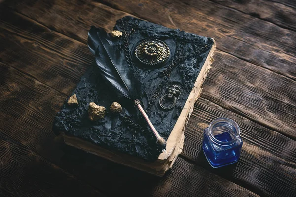 Antik Sihirli Kitap Mürekkep Iyi Quill Kalem Bir Ahşap Masa — Stok fotoğraf