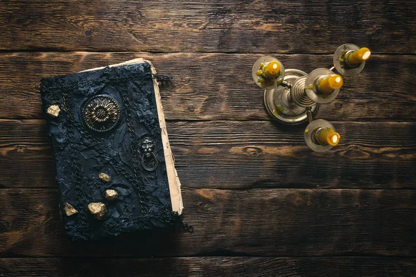 Antik sihirli kitap ve kopya alanı bir ahşap masa zemin üzerine yanan mum. Spellbook.