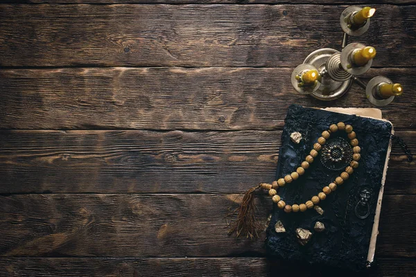 Antik sihirli kitap ve kopya alanı bir ahşap masa zemin üzerine yanan mum. Spellbook.