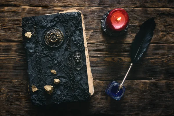 Antik sihirli kitap, mürekkep iyi ve quill kalem bir ahşap masa arka plan üzerinde. Büyü kitabı. Düz yatıyordu.