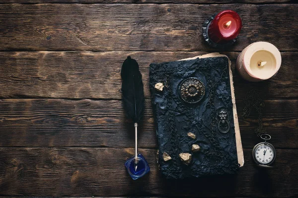 Ancien Livre Magique Montre Poche Une Plume Noire Lumière Une — Photo