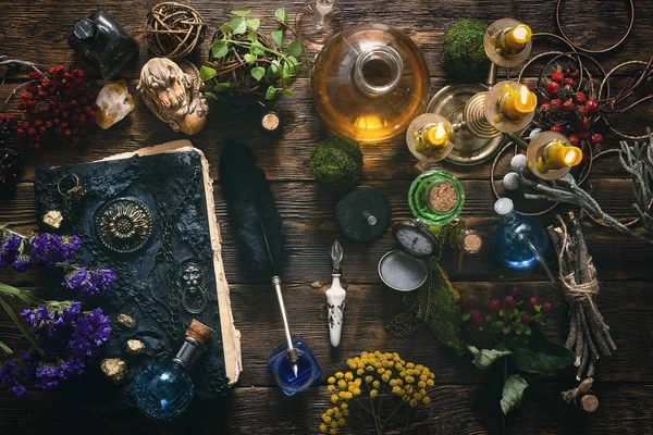 Spell Boek Magic Potions Andere Verschillende Hekserij Accessoires Achtergrond Van — Stockfoto