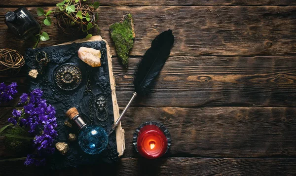 Libro Hechizos Pociones Mágicas Otros Diversos Accesorios Brujería Fondo Mesa — Foto de Stock