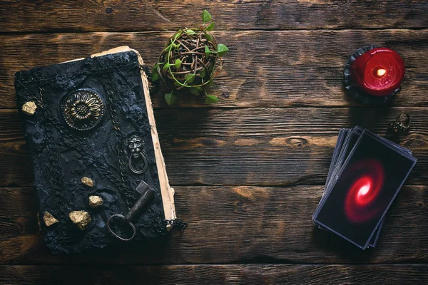 Κάρτες Ταρό Και Βιβλίο Της Μαγείας Ένα Ξύλινο Τραπέζι Φόντο — Φωτογραφία Αρχείου