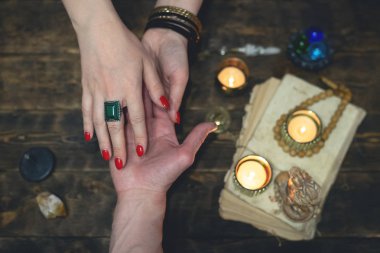 El falı kavramı. Bir sihirli tablo arka taraftan gelecek okuma falcı. Gelecekteki okuma kavramı.