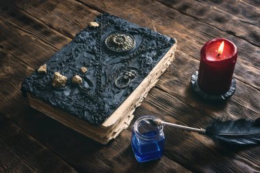 Antik sihirli kitap, mürekkep iyi ve quill kalem bir ahşap masa arka plan üzerinde. Büyü kitabı.
