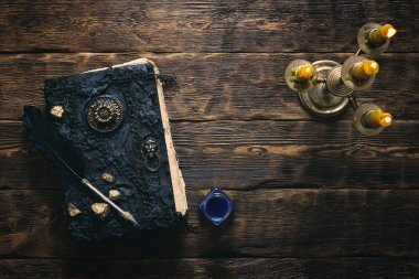 Antik sihirli kitap, InkWell ve quill kalemin ahşap masa arka plan üzerinde. Büyü kitabı.