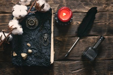 Pamuk ağacı ve kahverengi ahşap masa arka plan üzerinde sihirli kitap dalı.