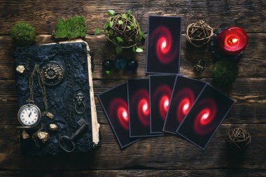 Tarot kartları, ahşap masa arka plan üzerinde sihirli ve Cep saatinin kitap. Gelecekteki okuma.