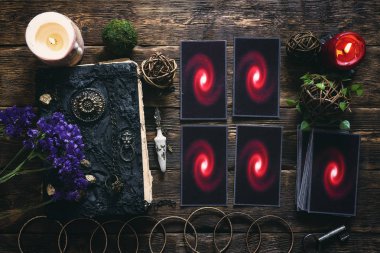 Tarot kartları ve ahşap masa arka plan üzerinde büyü kitabı. Gelecekteki okuma.