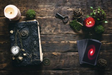 Tarot kartları, ahşap masa arka plan üzerinde sihirli ve Cep saatinin kitap. Gelecekteki okuma.