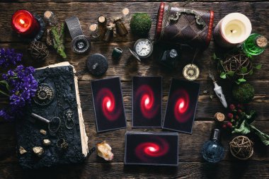 Tarot kartları ve ahşap masa arka plan üzerinde büyü kitabı. Gelecekteki okuma.