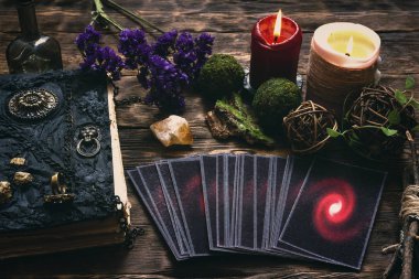 Tarot kartları ve ahşap masa arka plan üzerinde büyü kitabı. Gelecekteki okuma.