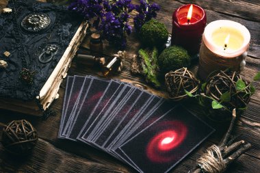 Tarot kartları ve ahşap masa arka plan üzerinde büyü kitabı. Gelecekteki okuma.