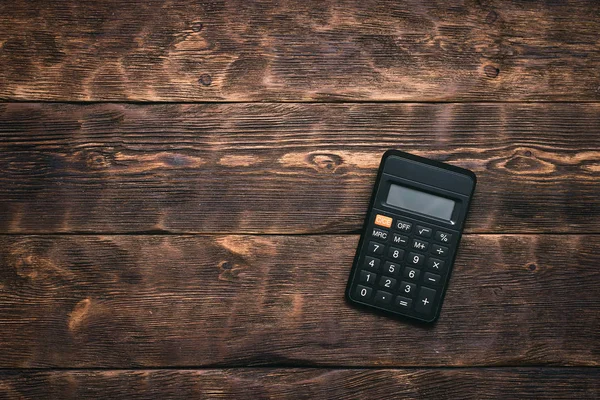 Zwarte Calculator Achtergrond Van Een Bruin Houten Tafel Met Kopie — Stockfoto