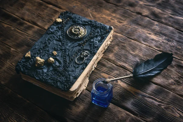 Antik sihirli kitap, mürekkep iyi ve quill kalem bir ahşap masa arka plan üzerinde. Büyü kitabı.