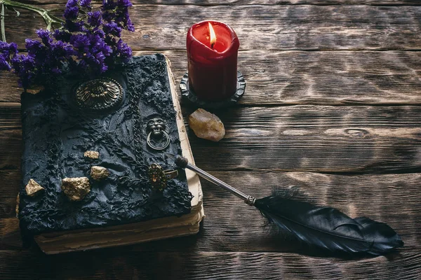 Antik sihirli kitap, Limonium çiçek kök, InkWell ve quill kalemin ahşap masa arka plan üzerinde. Büyü kitabı.
