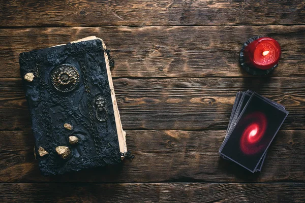Tarot kartları ve bir ahşap masa arka plan kopya alanı ile büyü kitabı. Gelecekteki okuma.