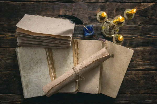 Bir Eski Edebiyat Kitaplar Inkwell Yazar Ahşap Masa Arka Plan — Stok fotoğraf