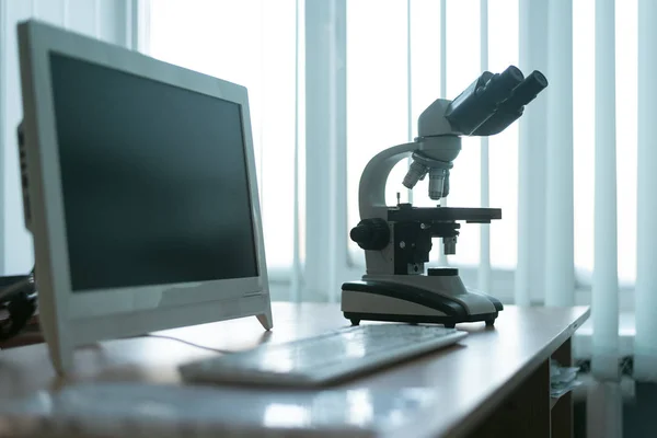 Mikroskop Komputera Stole Laboratorium Jasnym Tle Okna — Zdjęcie stockowe