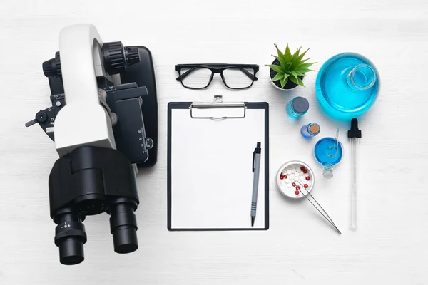 Laboratuvar sonuçları, mikroskop ve kimyasal reaktif sıvılar arka plan kopya alanı ile araştırma boş kağıt levha ile tablo. Tıbbi analiz. Düz yatıyordu.