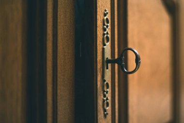 Anahtar anahtar deliği dolap kapı arka plan içinde.