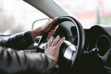 Kızgın sürücü honking olduğunu ve direksiyon simidi oturma tarafından bağırıyor. Yol saldırganlık konsepti. Trafik sıkışıklığı.