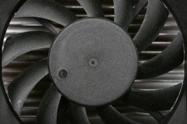 Radyatör arka plan üzerinde siyah Cpu fan. Makro fotoğraf yukarıda.