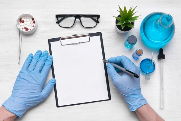 Una Maqueta Reconocimiento Médico Médico Farmacéutico Está Escribiendo Notas Una — Foto de Stock