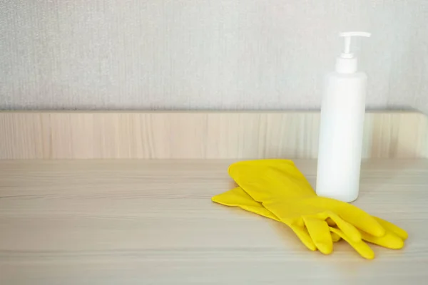 Sabão Lavagem Pratos Branco Luvas Proteção Amarelas Fundo Mesa Cozinha — Fotografia de Stock