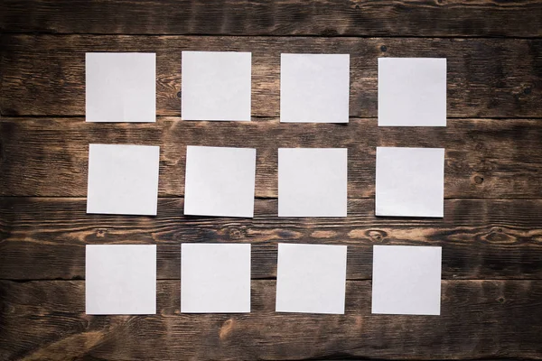 木の板の背景に空白の紙シート — ストック写真