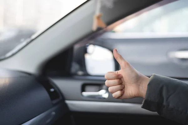 Passageiro Carro Está Mostrando Gesto Polegar Para Cima Está Satisfeito — Fotografia de Stock