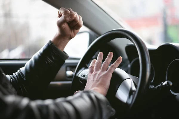 Motorista Irritado Está Buzinando Está Gritando Sentado Volante Conceito Agressão — Fotografia de Stock