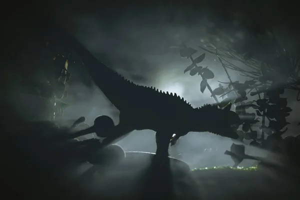 ティラノサウルス恐竜はジュラ紀の概念 夜のジャングルの狩猟します — ストック写真