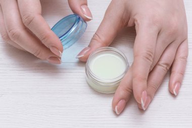 Beyaz masa arka plan üzerinde bir kavanoza kozmetik doğal krem.