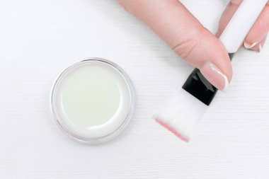 Beyaz masa arka plan üzerinde bir kavanoza kozmetik doğal krem.