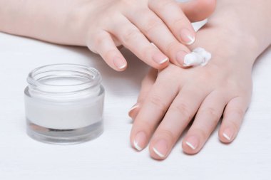 Beyaz masa arka plan üzerinde bir kavanoza kozmetik doğal krem.