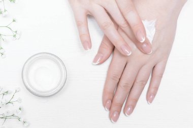 Beyaz masa arka plan üzerinde bir kavanoza kozmetik doğal krem.