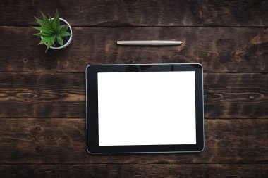 Boş bir ofis tablo arka planı ekranda dijital tablet bilgisayar çerçeve. Özel Fırsat kadar sahte. Video konferans arka plan.