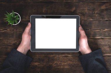 İş adamı boş ekran dijital tablet bilgisayarınızla elinde tutuyor. Özel Fırsat kadar sahte. Video konferans arka plan.