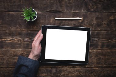 İş adamı boş ekran dijital tablet bilgisayarınızla elinde tutuyor. Özel Fırsat kadar sahte. Video konferans arka plan.