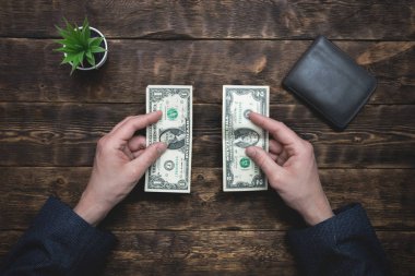 İş adamı elinde boş bir cüzdan ile kaç dolar tutuyor. Sıkı para. Para eksikliği. Mali sorunlar. İflas etmiş. Bill kavramı ödeme.