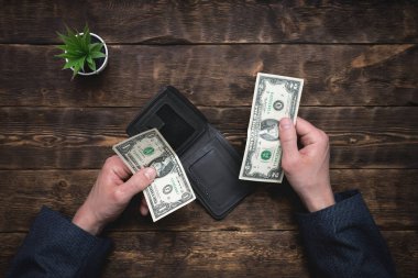 İş adamı elinde boş bir cüzdan ile kaç dolar tutuyor. Sıkı para. Para eksikliği. Mali sorunlar. İflas etmiş. Bill kavramı ödeme.