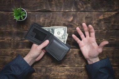 İş adamı elinde boş bir cüzdan ile kaç dolar tutuyor. Sıkı para. Para eksikliği. Mali sorunlar. İflas etmiş. Bill kavramı ödeme.