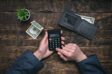 İş adamı boş bir cüzdan onun son dolar sayıyor. Sıkı para. Para eksikliği. Mali sorunlar. İflas etmiş. Borçları kavramı ödeme.