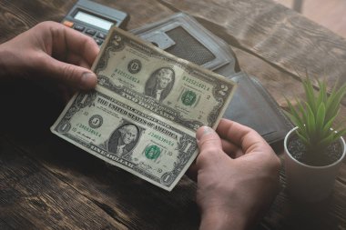 İş adamı boş bir cüzdan onun son dolar sayıyor. Sıkı para. Para eksikliği. Mali sorunlar. İflas etmiş. Borçları kavramı ödeme.