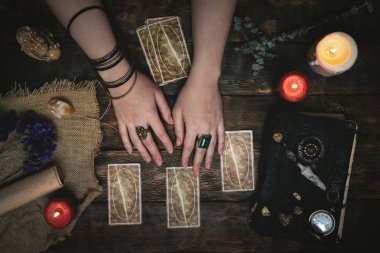 Fortune teller Resepsiyon Masa artalanını Tarot kartlar. Futune okuma kavramı. Kehanet.