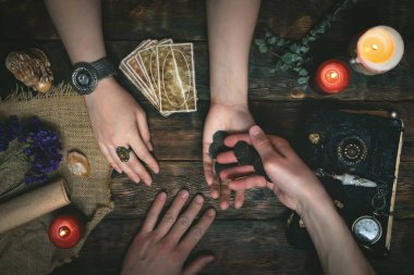 Tarot kartları, sihirli kitap, fortune teller el ve kavramı söylüyorum servet için teşekkürler.