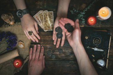 Tarot kartları, sihirli kitap, fortune teller el ve kavramı söylüyorum servet için teşekkürler.