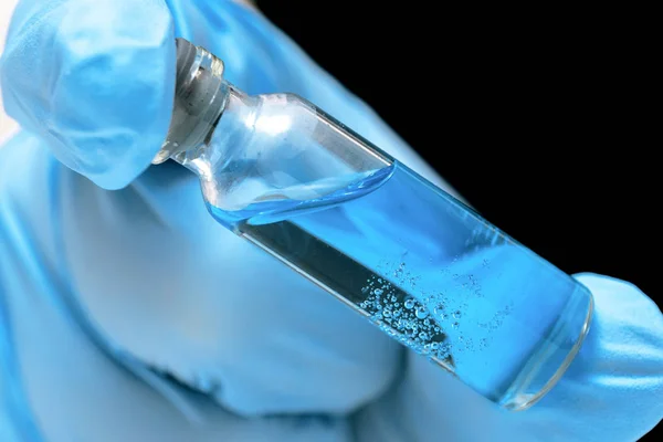 Médico Científico Está Mostrando Mano Líquido Azul Una Botella Transparente —  Fotos de Stock